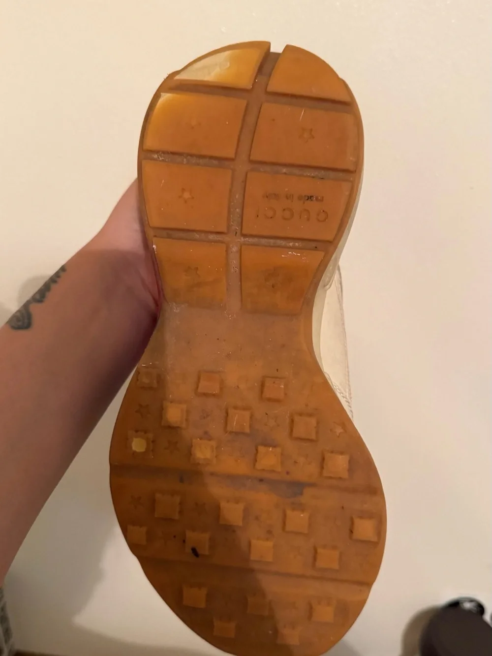Gucci Off-White Leather Low-Top Sneakers - Fits like a size 8 it’s size 6 1/2